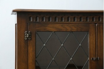 ヨーロッパビンテージ　オーク材　ステンドグラス扉がおしゃれ!凝ったデザインが魅力的なキャビネット　(R-059473)