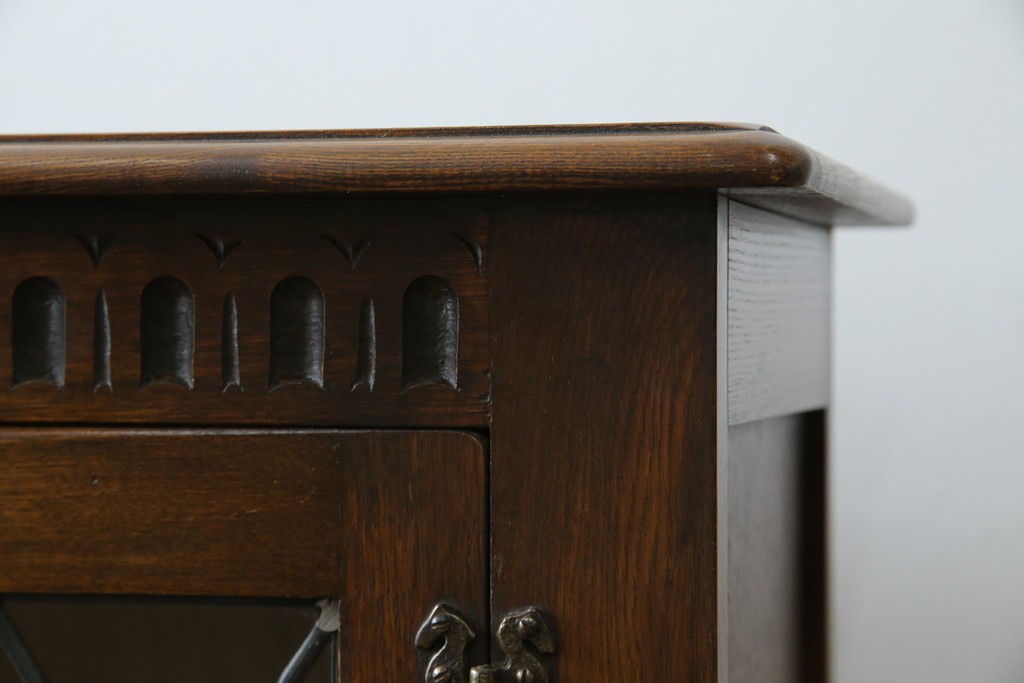 ヨーロッパビンテージ　オーク材　ステンドグラス扉がおしゃれ!凝ったデザインが魅力的なキャビネット　(R-059473)