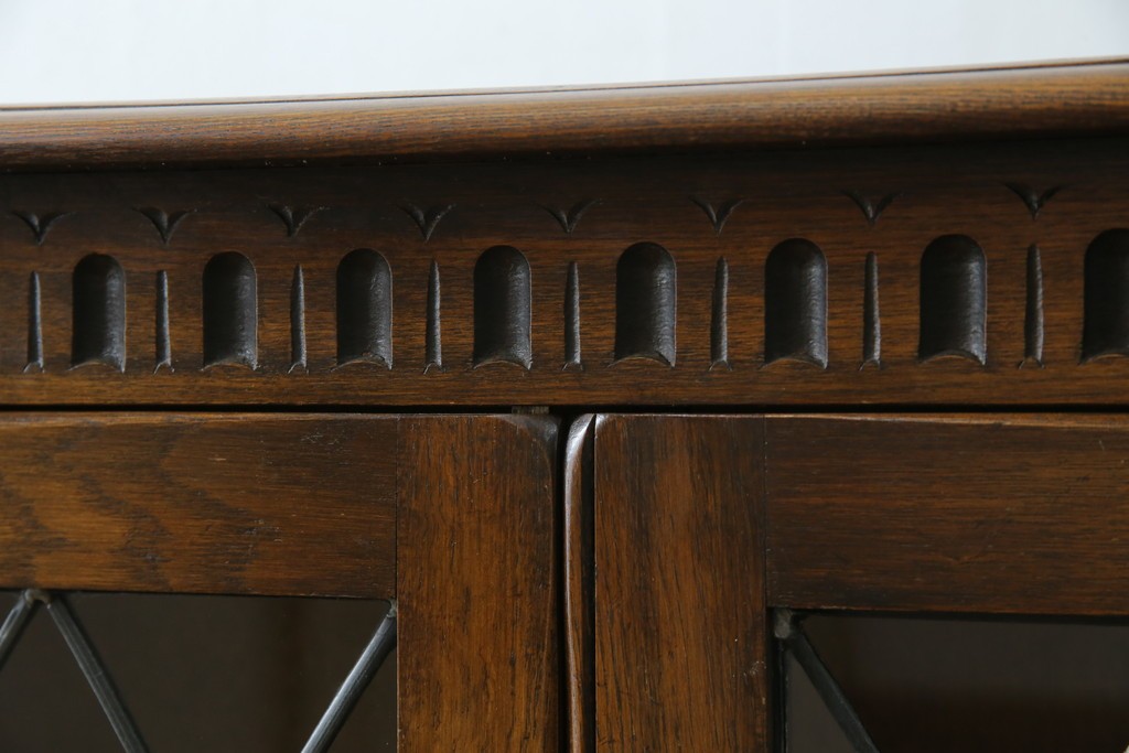 ヨーロッパビンテージ　オーク材　ステンドグラス扉がおしゃれ!凝ったデザインが魅力的なキャビネット　(R-059473)