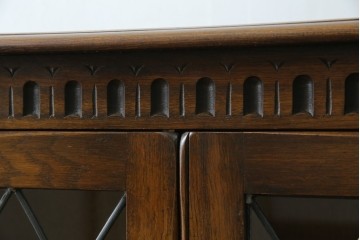 ヨーロッパビンテージ　オーク材　ステンドグラス扉がおしゃれ!凝ったデザインが魅力的なキャビネット　(R-059473)