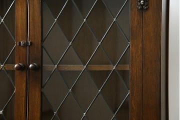 ヨーロッパビンテージ　オーク材　ステンドグラス扉がおしゃれ!凝ったデザインが魅力的なキャビネット　(R-059473)