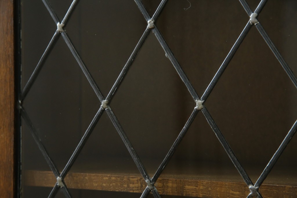 ヨーロッパビンテージ　オーク材　ステンドグラス扉がおしゃれ!凝ったデザインが魅力的なキャビネット　(R-059473)