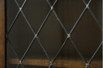 ヨーロッパビンテージ　オーク材　ステンドグラス扉がおしゃれ!凝ったデザインが魅力的なキャビネット　(R-059473)