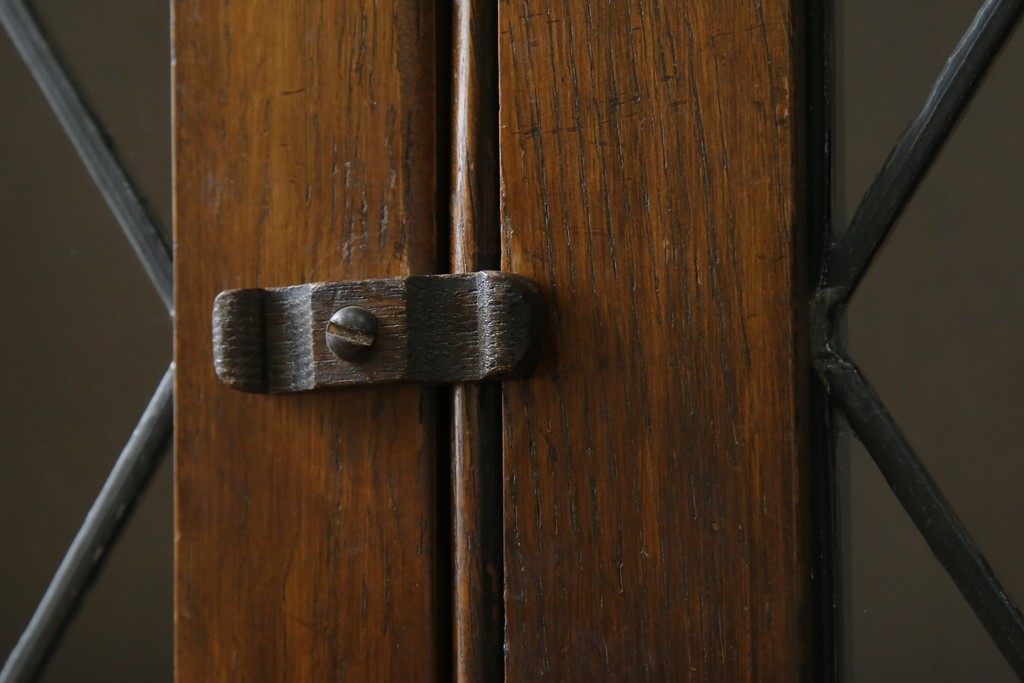 ヨーロッパビンテージ　オーク材　ステンドグラス扉がおしゃれ!凝ったデザインが魅力的なキャビネット　(R-059473)