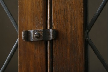 ヨーロッパビンテージ　オーク材　ステンドグラス扉がおしゃれ!凝ったデザインが魅力的なキャビネット　(R-059473)