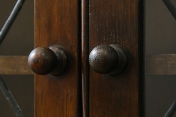 ヨーロッパビンテージ　オーク材　ステンドグラス扉がおしゃれ!凝ったデザインが魅力的なキャビネット　(R-059473)