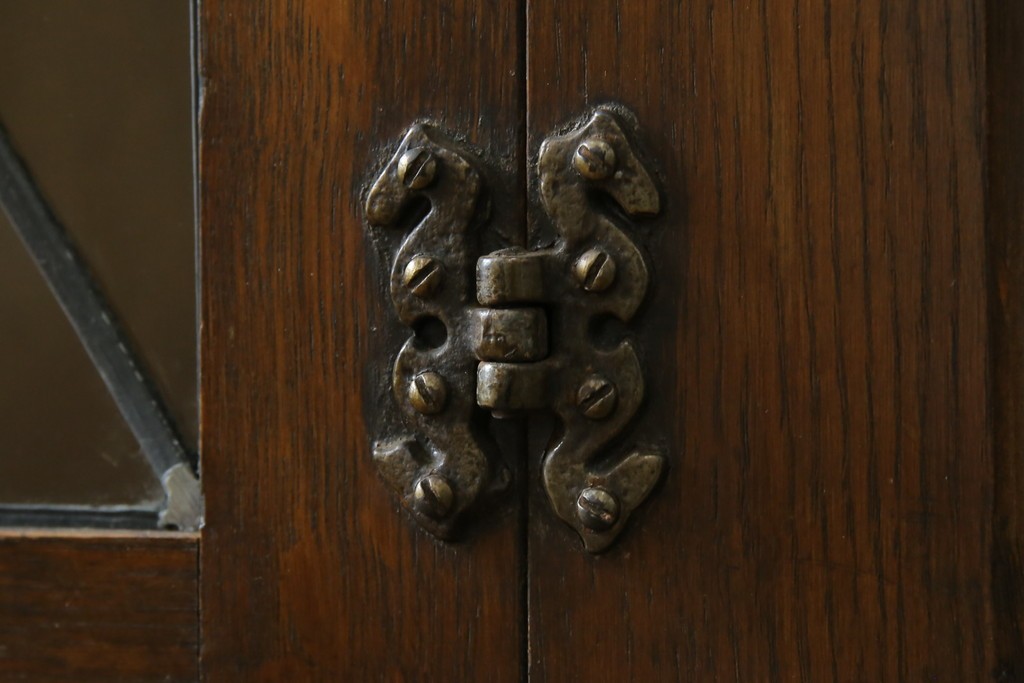 ヨーロッパビンテージ　オーク材　ステンドグラス扉がおしゃれ!凝ったデザインが魅力的なキャビネット　(R-059473)