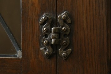 ヨーロッパビンテージ　オーク材　ステンドグラス扉がおしゃれ!凝ったデザインが魅力的なキャビネット　(R-059473)