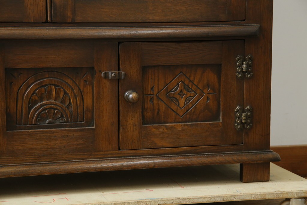 ヨーロッパビンテージ　オーク材　ステンドグラス扉がおしゃれ!凝ったデザインが魅力的なキャビネット　(R-059473)