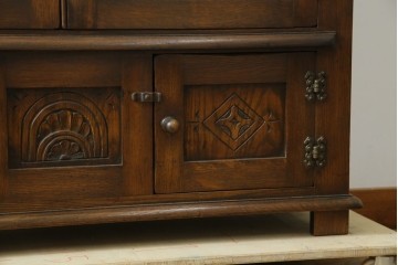 ヨーロッパビンテージ　オーク材　ステンドグラス扉がおしゃれ!凝ったデザインが魅力的なキャビネット　(R-059473)