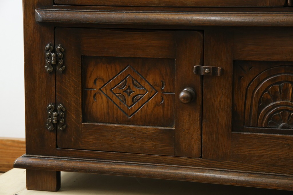 ヨーロッパビンテージ　オーク材　ステンドグラス扉がおしゃれ!凝ったデザインが魅力的なキャビネット　(R-059473)