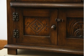 ヨーロッパビンテージ　オーク材　ステンドグラス扉がおしゃれ!凝ったデザインが魅力的なキャビネット　(R-059473)