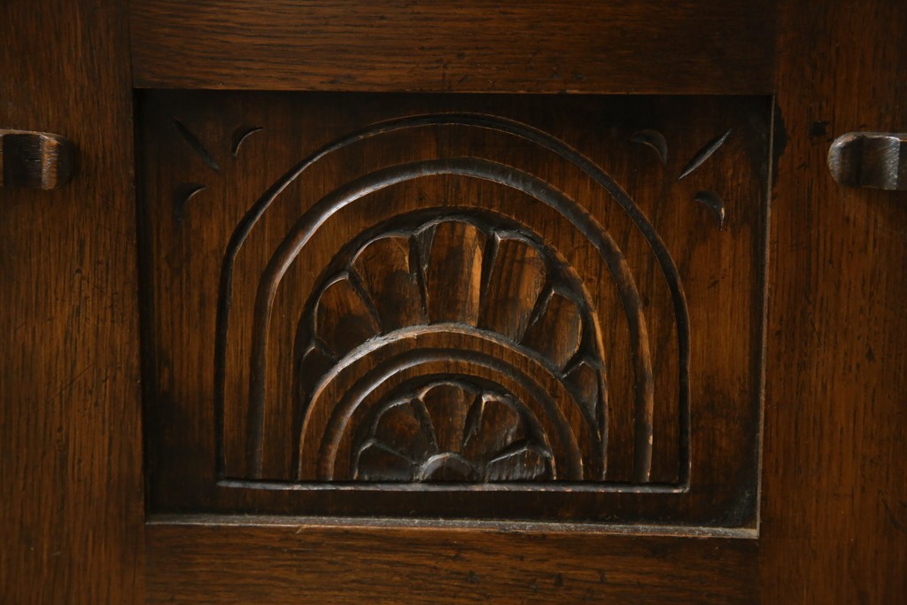 ヨーロッパビンテージ　オーク材　ステンドグラス扉がおしゃれ!凝ったデザインが魅力的なキャビネット　(R-059473)