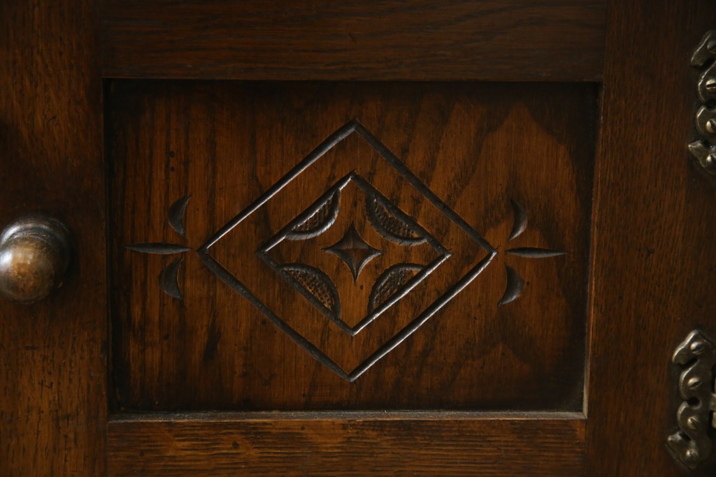 ヨーロッパビンテージ　オーク材　ステンドグラス扉がおしゃれ!凝ったデザインが魅力的なキャビネット　(R-059473)