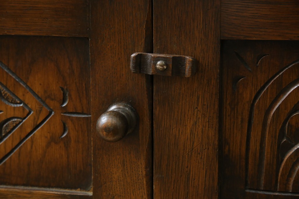 ヨーロッパビンテージ　オーク材　ステンドグラス扉がおしゃれ!凝ったデザインが魅力的なキャビネット　(R-059473)