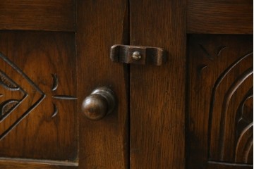 ヨーロッパビンテージ　オーク材　ステンドグラス扉がおしゃれ!凝ったデザインが魅力的なキャビネット　(R-059473)