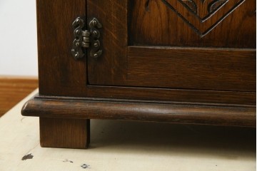 ヨーロッパビンテージ　オーク材　ステンドグラス扉がおしゃれ!凝ったデザインが魅力的なキャビネット　(R-059473)