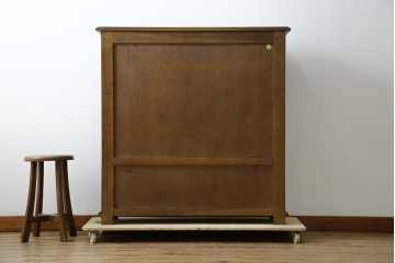 ヨーロッパビンテージ　オーク材　ステンドグラス扉がおしゃれ!凝ったデザインが魅力的なキャビネット　(R-059473)