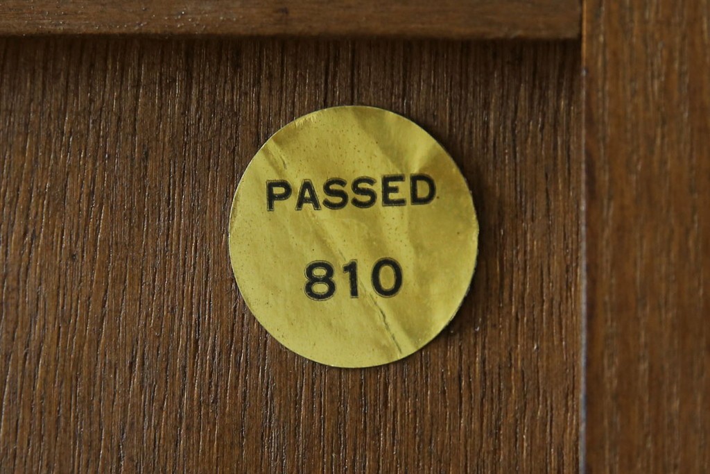 ヨーロッパビンテージ　オーク材　ステンドグラス扉がおしゃれ!凝ったデザインが魅力的なキャビネット　(R-059473)