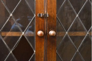 ヨーロッパビンテージ　オーク材　ステンドグラス扉がおしゃれ!凝ったデザインが魅力的なキャビネット(サイドキャビネット、収納棚、戸棚)(R-059473)
