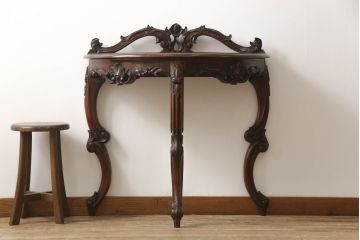 イギリスアンティーク　高級品　マホガニー材　随所に見られる素晴らしい彫刻が魅力!エレガントな佇まいのコンソールテーブル(サイドテーブル)(R-059476)