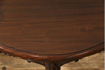 イギリスアンティーク　高級品　マホガニー材　随所に見られる素晴らしい彫刻が魅力!エレガントな佇まいのコンソールテーブル(サイドテーブル)(R-059476)