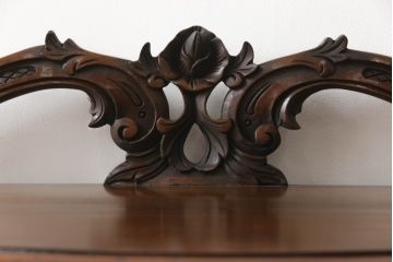 イギリスアンティーク　高級品　マホガニー材　随所に見られる素晴らしい彫刻が魅力!エレガントな佇まいのコンソールテーブル(サイドテーブル)(R-059476)