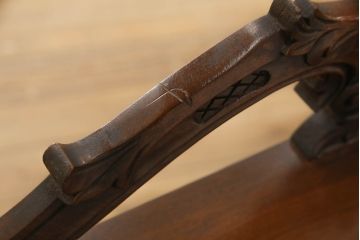 イギリスアンティーク　高級品　マホガニー材　随所に見られる素晴らしい彫刻が魅力!エレガントな佇まいのコンソールテーブル(サイドテーブル)(R-059476)