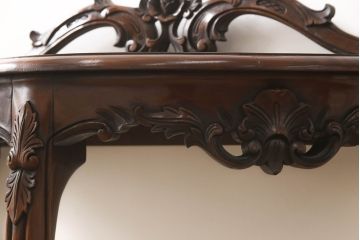 イギリスアンティーク　高級品　マホガニー材　随所に見られる素晴らしい彫刻が魅力!エレガントな佇まいのコンソールテーブル(サイドテーブル)(R-059476)