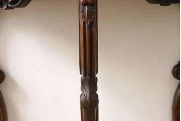 イギリスアンティーク　高級品　マホガニー材　随所に見られる素晴らしい彫刻が魅力!エレガントな佇まいのコンソールテーブル(サイドテーブル)(R-059476)