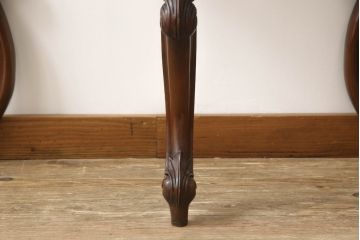 イギリスアンティーク　高級品　マホガニー材　随所に見られる素晴らしい彫刻が魅力!エレガントな佇まいのコンソールテーブル(サイドテーブル)(R-059476)
