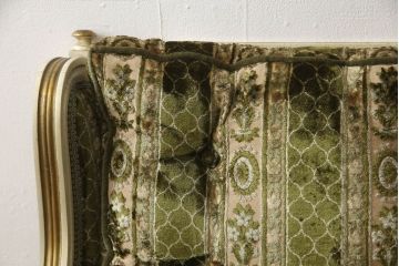 中古　イタリア製　ロココ調　随所にみられる装飾の意匠が見事な1人掛けソファ(定価推定約60万円)(一人掛けソファ、1Pソファ、アームソファ、アームチェア、サロンチェア、椅子)(R-059483)