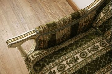 中古　イタリア製　ロココ調　随所にみられる装飾の意匠が見事な1人掛けソファ(定価推定約60万円)(一人掛けソファ、1Pソファ、アームソファ、アームチェア、サロンチェア、椅子)(R-059483)