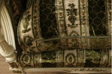 中古　イタリア製　ロココ調　随所にみられる装飾の意匠が見事な1人掛けソファ(定価推定約60万円)(一人掛けソファ、1Pソファ、アームソファ、アームチェア、サロンチェア、椅子)(R-059483)