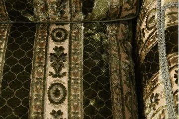 中古　イタリア製　ロココ調　随所にみられる装飾の意匠が見事な1人掛けソファ(定価推定約60万円)(一人掛けソファ、1Pソファ、アームソファ、アームチェア、サロンチェア、椅子)(R-059483)