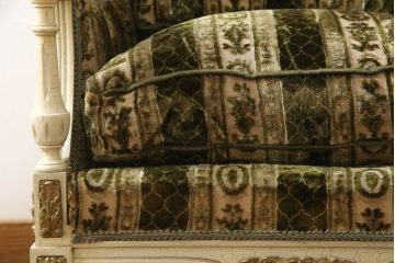 中古　イタリア製　ロココ調　随所にみられる装飾の意匠が見事な1人掛けソファ(定価推定約60万円)(一人掛けソファ、1Pソファ、アームソファ、アームチェア、サロンチェア、椅子)(R-059483)