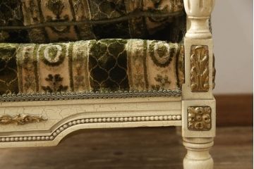 中古　イタリア製　ロココ調　随所にみられる装飾の意匠が見事な1人掛けソファ(定価推定約60万円)(一人掛けソファ、1Pソファ、アームソファ、アームチェア、サロンチェア、椅子)(R-059483)