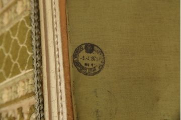 中古　イタリア製　ロココ調　随所にみられる装飾の意匠が見事な1人掛けソファ(定価推定約60万円)(一人掛けソファ、1Pソファ、アームソファ、アームチェア、サロンチェア、椅子)(R-059483)