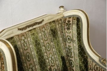 中古　イタリア製　ロココ調　随所にみられる装飾の意匠が見事な1人掛けソファ(定価推定約60万円)(一人掛けソファ、1Pソファ、アームソファ、アームチェア、サロンチェア、椅子)(R-059483)