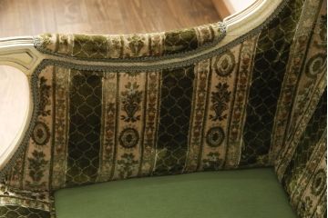 中古　イタリア製　ロココ調　随所にみられる装飾の意匠が見事な1人掛けソファ(定価推定約60万円)(一人掛けソファ、1Pソファ、アームソファ、アームチェア、サロンチェア、椅子)(R-059483)