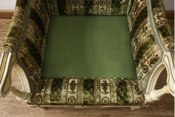 中古　イタリア製　ロココ調　随所にみられる装飾の意匠が見事な1人掛けソファ(定価推定約60万円)(一人掛けソファ、1Pソファ、アームソファ、アームチェア、サロンチェア、椅子)(R-059483)