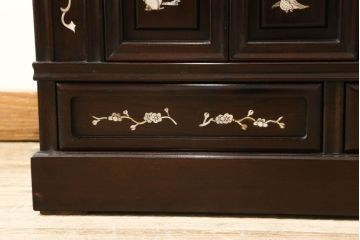 和製ビンテージ　高級品　花梨(カリン)材　象嵌入り　品のある佇まいが美しい飾り棚(茶棚、収納棚、戸棚、ヴィンテージ)(R-059484)