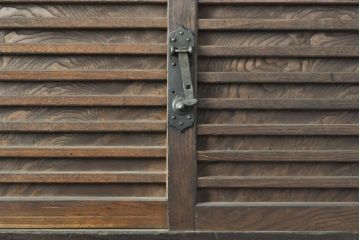 和製アンティーク　前面・側面ケヤキ材　時代を経た趣あふれる佇まいが印象的な美濃帳場箪笥(収納箪笥、時代箪笥、和タンス)(R-059488)