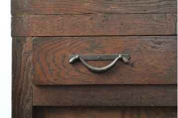 和製アンティーク　前面・側面ケヤキ材　時代を経た趣あふれる佇まいが印象的な美濃帳場箪笥(収納箪笥、時代箪笥、和タンス)(R-059488)