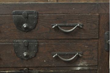 和製アンティーク　前面・側面ケヤキ材　時代を経た趣あふれる佇まいが印象的な美濃帳場箪笥(収納箪笥、時代箪笥、和タンス)(R-059488)
