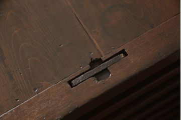 和製アンティーク　前面・側面ケヤキ材　時代を経た趣あふれる佇まいが印象的な美濃帳場箪笥・上段(収納棚、戸棚、時代箪笥、和タンス)(R-059489)