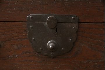 和製アンティーク　前面・側面ケヤキ材　時代を経た趣あふれる佇まいが印象的な美濃帳場箪笥・下段(収納箪笥、時代箪笥、和タンス)(R-059490)