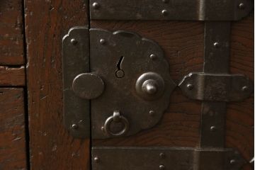 和製アンティーク　前面・側面ケヤキ材　時代を経た趣あふれる佇まいが印象的な美濃帳場箪笥・下段(収納箪笥、時代箪笥、和タンス)(R-059490)