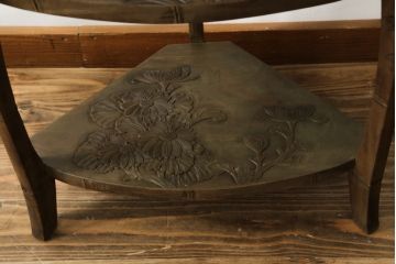 和製ビンテージ　日光彫り　咲き誇る花の彫刻が美しい飾り棚(花台、ヴィンテージ)(R-059495)
