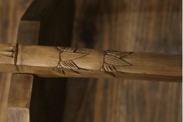 和製ビンテージ　日光彫り　咲き誇る花の彫刻が美しい飾り棚(花台、ヴィンテージ)(R-059495)